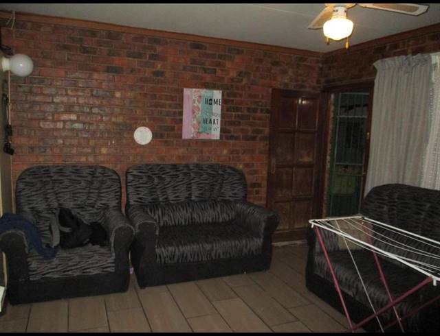 2 BEDROOM TOWNHOUSE FOR SALE IN UITSIG